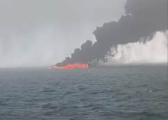 Navio tanque em chamas